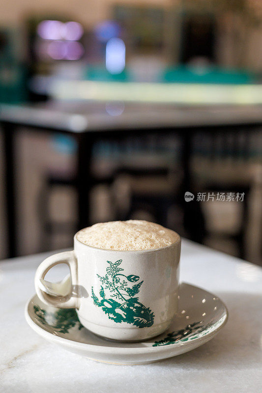 马来西亚流行的热饮，奶茶，也被称为“Teh Tarik”。